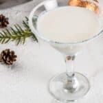 Embrace the winter spirit with our Ultimate Snowflake Martini! ❄️✨ This festive cocktail combines vodka, white chocolate liqueur, and a hint of peppermint for a delightful treat. Perfect for holiday parties or cozy nights in—shake up some magic in your glass!